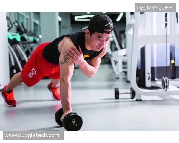 哑铃锻炼助力塑造完美腹肌与胸肌的有效训练方法分享